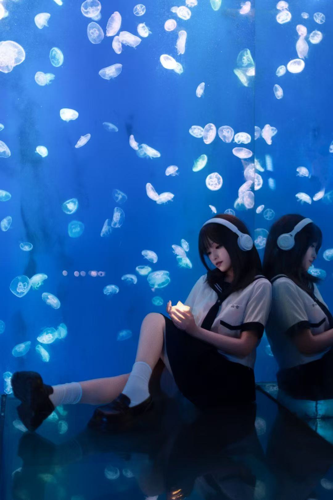 静谧共生：深海絮语与青春独白
